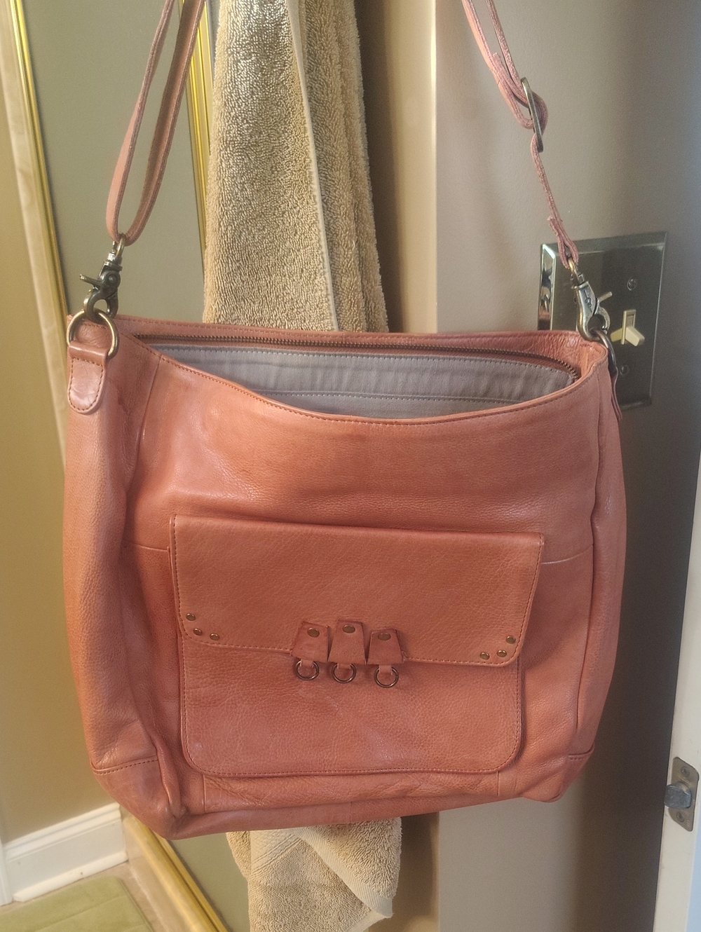 Women's Leather Shoulder Bag in Cognac - Sleek Everyday Carry
